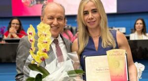 Junior Mochi homenageia a Dra Tatiana Dias de Oliveira Said com Trof&eacute;u Celina Jallad