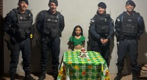 Presen&ccedil;a da For&ccedil;a T&aacute;tica emociona a pequena Alice Valentina  na comemora&ccedil;&atilde;o do anivers&aacute;rio ao lado dos policiais em Coxim 