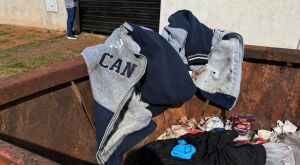 Beb&ecirc; encontrado em lixeira ainda tinha cord&atilde;o umbilical e morreu horas antes em MS 