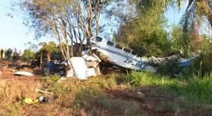 Avi&atilde;o carregando R$ 15 milh&otilde;es cai e moradores roubam dinheiro