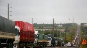 Caminhoneiro ter&aacute; que pagar por carga de soja de R$ 87 mil 'largada' em posto de combust&iacute;vel