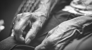 Filha espanca o pr&oacute;prio pai com socos e pontap&eacute;s em MS