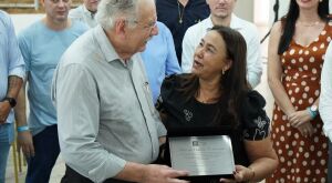 Vereadora L&uacute;cia da AAVC homenageia o deputado federal Dr. Luiz Ovando com T&iacute;tulo de Cidad&atilde;o Coxinense