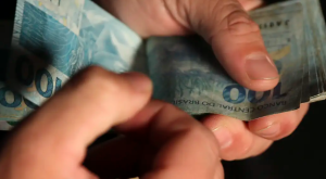 Caixa e BB liberam abono salarial para nascidos em mar&ccedil;o e abril