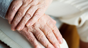 Armado com faca, neto avan&ccedil;a contra a av&oacute; durante quebra-quebra em MS