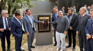 Gerson destaca preserva&ccedil;&atilde;o da mem&oacute;ria institucional em inaugura&ccedil;&atilde;o do estacionamento e lan&ccedil;amento de livro dos 45 anos da ALEMS
