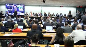 Comiss&atilde;o aprova fim da escala 6x1 e redu&ccedil;&atilde;o da jornada para 40 horas semanais
