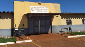 Preso faz buraco em cela para agredir outro interno em MS