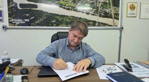 Sancionadas leis que reajusta sal&aacute;rio para 4,26% e institui data-base para servidores administrativos