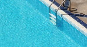Menino de 3 anos &eacute; internado em estado grave ap&oacute;s se afogar em piscina em 