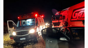 Ambul&acirc;ncia de S&atilde;o Gabriel do Oeste se envolve em acidente com carreta e carro na BR-163
