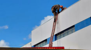 Pintor sofre descarga el&eacute;trica e &eacute; arremessado contra parede ap&oacute;s encostar em fia&ccedil;&atilde;o em MS
