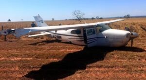 Avi&atilde;o interceptado pela FAB pousa em &aacute;rea de pastagem a 65 km de S&atilde;o Gabriel do Oeste