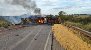 Batida entre caminh&otilde;es deixa feridos graves e provoca inc&ecirc;ndio na BR-158