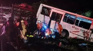 Em S&atilde;o Gabriel do Oeste, &ocirc;nibus &eacute; lan&ccedil;ado para fora da BR-163 ao bater com carreta-cegonha
