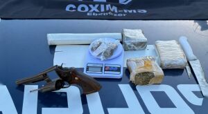 Pol&iacute;cia Militar prende autor por tr&aacute;fico de drogas e apreende arma de fogo e mais de um quilo de entorpecentes em Coxim
