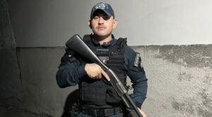 Filha de soldado morto com tiro de fuzil se desespera ao saber da morte do pai em Corumb&aacute;