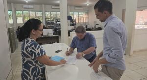 Coxim oficializa posse de &aacute;rea para Parque Industrial com assinatura de escritura pelo prefeito Edilson Magro