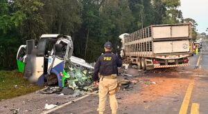 Acidente entre micro-&ocirc;nibus da secretaria de Sa&uacute;de e carreta deixa 23 mortos e cinco feridos no Paran&aacute;