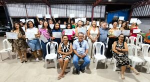 Vereadora L&uacute;cia participa da solenidade de entrega de certificados do curso de Alongamento de Unhas em Soft Gel promovido pela AAVC