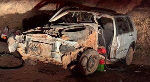 Grave acidente em Rio Verde entre Fiat Uno e caminh&atilde;o interdita BR-163 nos dois sentidos e deixa quatro feridos 