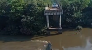 Ponte desmorona, caminh&atilde;o cai e motorista morre no Rio Taquari em Coxim 
