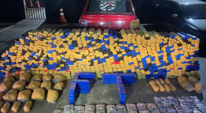 Homem foge da pol&iacute;cia e abandona carro com quase uma tonelada de maconha em MS