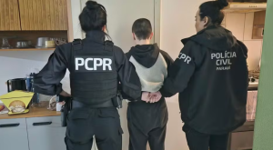 Homem &eacute; preso por chantagear jovem a escrever seu nome na pele com l&acirc;mina 