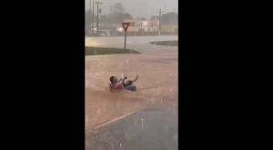 Chuva alaga ruas em Rio Verde e homem aproveita enxurrada para fazer "boia-cross"