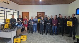 Prefeitura de Coxim entrega novos uniformes para policiais militares do tr&acirc;nsito