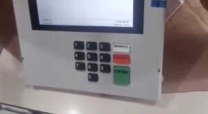Eleitora encontra teclas 1 e 3 coladas em urna de MS