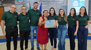 Vereadora L&uacute;cia da AAVC homenageia funcion&aacute;rios do Sicredi por a&ccedil;&otilde;es sociais em Coxim com Mo&ccedil;&atilde;o de Congratula&ccedil;&atilde;o 