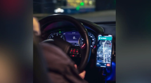 Motorista de app &eacute; preso por abrir porta do carro e se 'exibir' para pedestres em MS