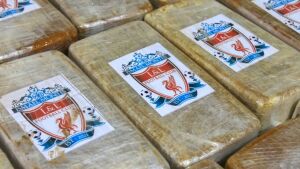 Selo em cocaína apreendida na fronteira faz referência a político e time de futebol