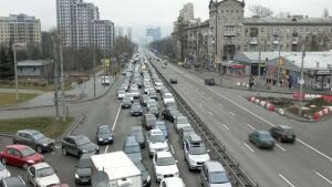Milhares de pessoas tentam deixar Kiev, e capital da Ucrânia vive caos
