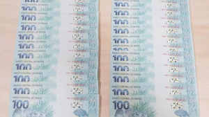 Homem é preso ao retirar pacote com 2 mil em dinheiro falso nos Correios