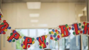 Americano é indenizado em R$ 2,1 milhões por festa de aniversário surpresa no escritório