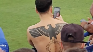 Torcedor aparece com tatuagem de símbolo nazista durante partida de futebol
