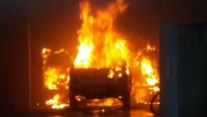 Pedreiro coloca fogo no carro de patrão após não receber acerto de obra