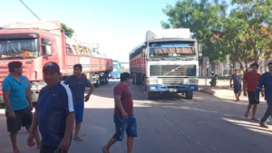 Caminhoneiros fecham fronteira entre Brasil/ Bolívia e denunciam pedágio ilegal em MS