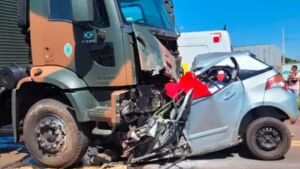 Colisão frontal com caminhão do Exército mata motorista de carro de passeio