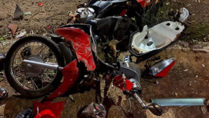 Motorista tenta fugir, mas é preso após acidente que destruiu moto