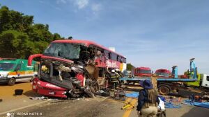 Acidente grave entre ônibus e carreta deixa 11 mortos na BR-163