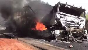 Colisão e incêndio envolvendo carretas em Eldorado fecha rodovia 