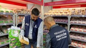 Após denúncia, Procon encontra produtos sem preço e vencidos em supermercado
