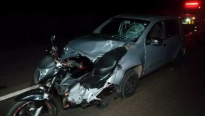Em São Gabriel do Oeste, mulher morre em acidente e impacto faz moto 