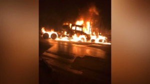 Duas carretas pegam fogo após baterem de frente