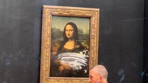 Quadro da Monalisa é atacado por visitante no Louvre
