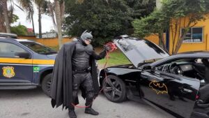 Carro do 'Batman' fica sem bateria e PRF atende ocorrência