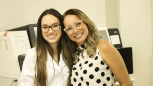 Mãe cientista inspira filha e hoje as duas trabalham juntas em pesquisas: 'Referência para mim'